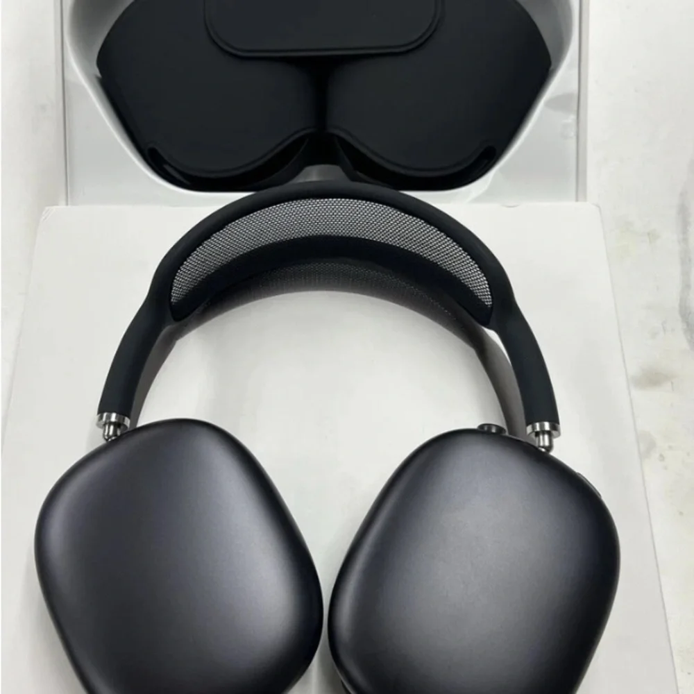 Apple Black VR Headset with Adjustable Straps and Cushioned Padding